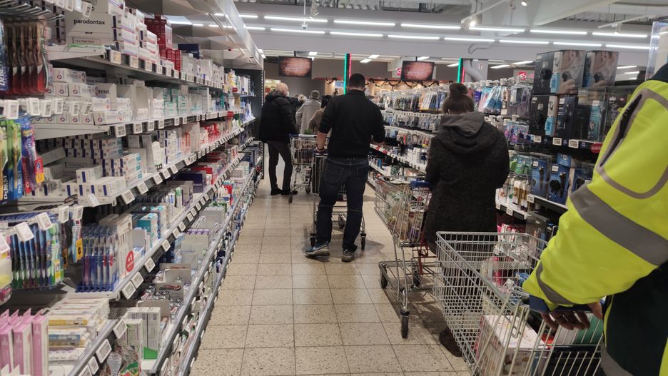 Kolejki do kas w hipermarkecie