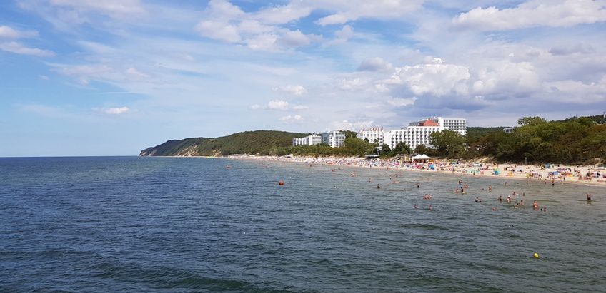 Wakacje 2020. Międzyzdroje. Na plaży powstają sektory dla turystów