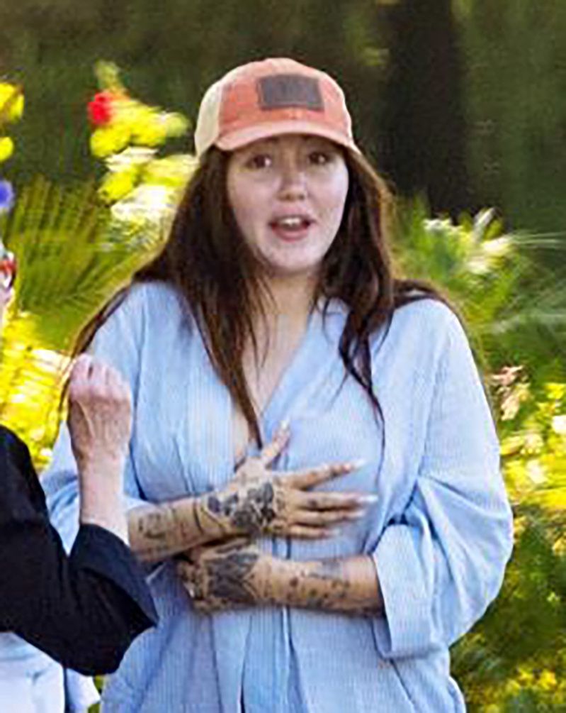 Noah Cyrus w szlafroku