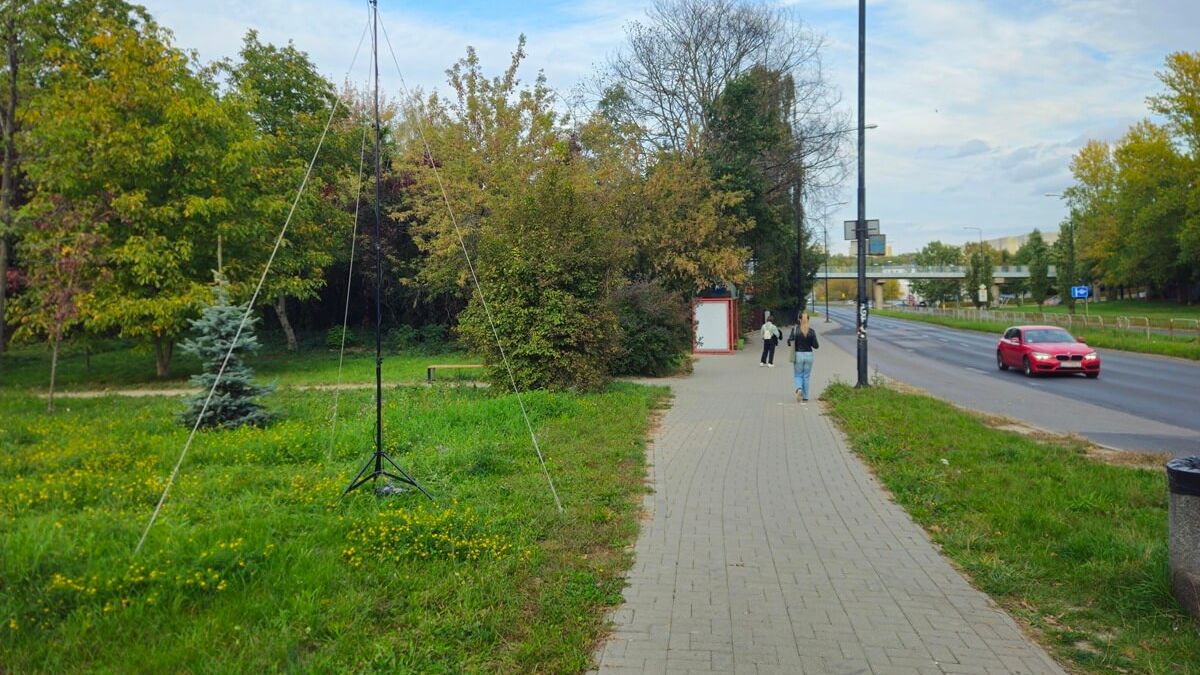 Miernik hałasu drogowego ustawiony przy al. Sikorskiego w Lublinie