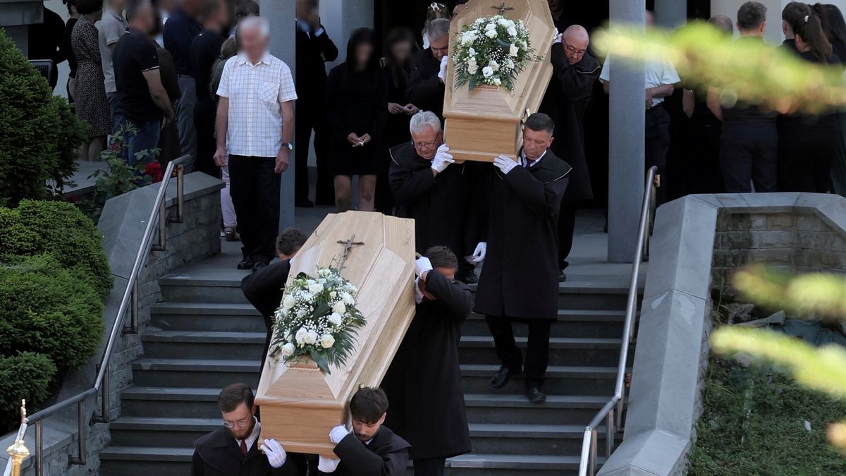 Stara Wieś (pow. limanowski), 05.07.2025. Pogrzeb ofiar podwójnego zabójstwa z 25 czerwca br., 5 bm. w kościele parafialnym pw. św. Józefa Rzemieślnika w Starej Wsi. 26-letnia kobieta i jej 31-letni mąż zostali śmiertelnie postrzeleni przez ojca kobiety. Mężczyzna, który wcześniej postrzelił również swoją teściową, ukrywał się przez kilka dni w okolicach Starej Wsi. 1 lipca br. policja poinformowała o odnalezieniu jego ciała. (amb) PAP/Grzegorz Momot