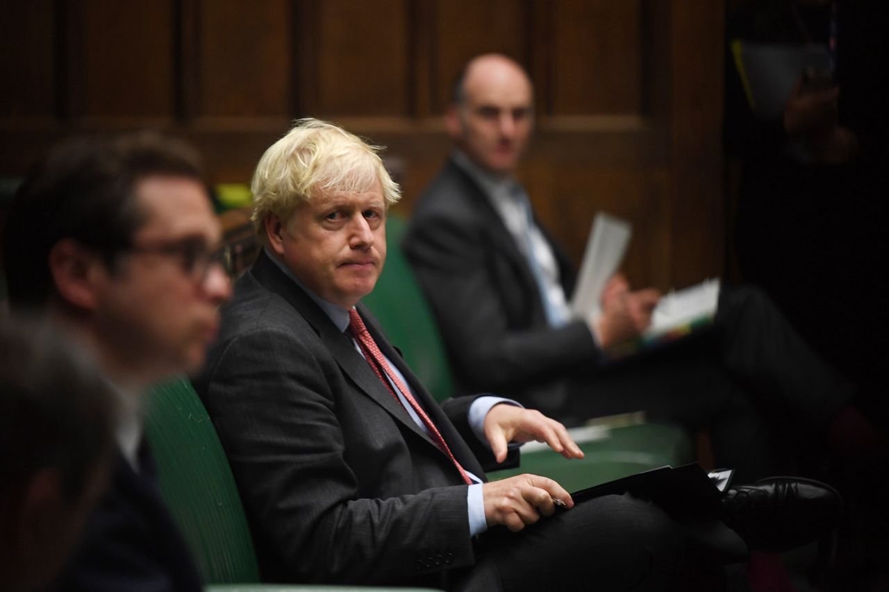 Koronawirus. Wielka Brytania pod gradem kar. Boris Johnson wzywa do dyscypliny