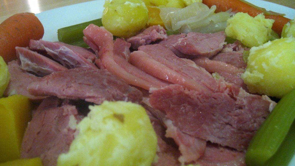 Peklowana szynka wieprzowa w puszce, na zimno