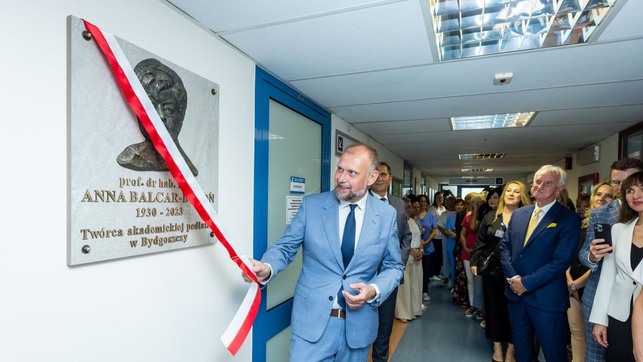 Tablica upamiętniająca prof. Annę Balcar-Boroń zawisła przy wejściu do sekretariatu Kliniki Pediatrii, Hematologii i Onkologii Szpitala Uniwersyteckiego nr 1 im. Jurasza. Docelowo po wybudowaniu i otwarciu Centrum Leczenia Dzieci zostanie ona tam przeniesiona w nowe godne miejsce.