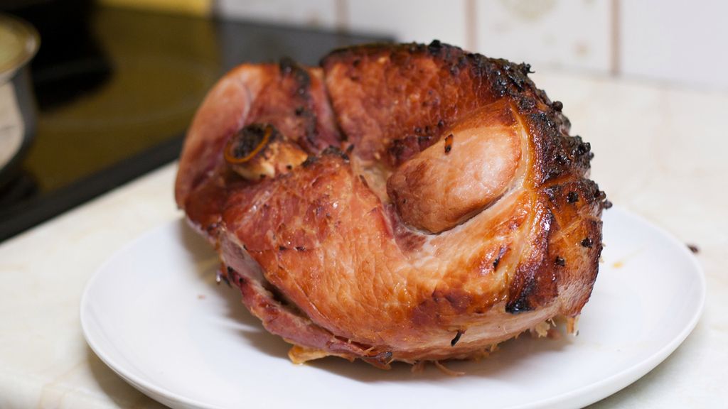 Pieczona peklowana szynka wieprzowa w puszce