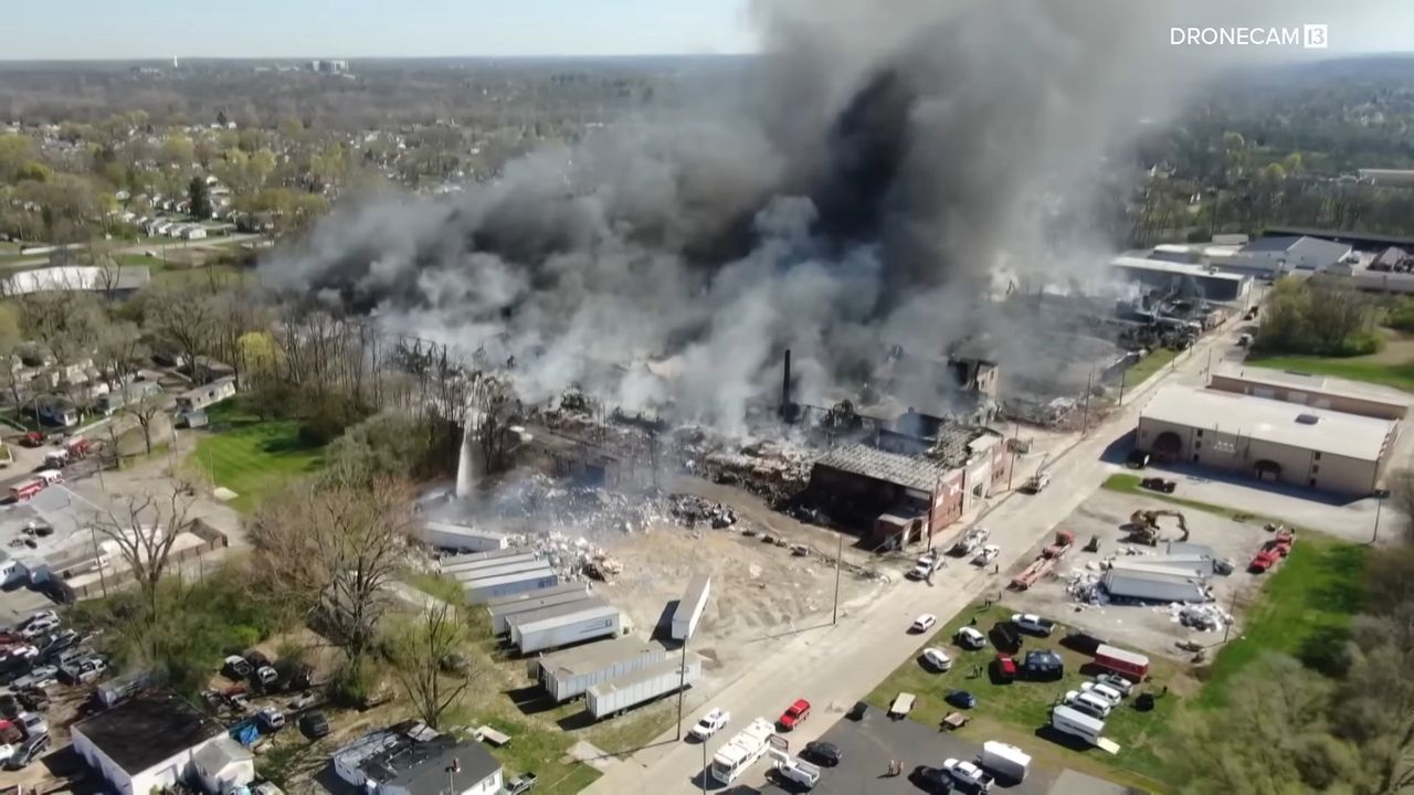 Strażacy w Richmond walczą z ogniem. Widok z drona.