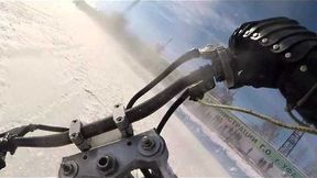 Ostrzał kawałkami lodu czyli wyścig ice speedwaya zarejestrowany przez kamerę GoPro