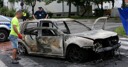 Auto wybuchło pod komendą policji. Ludzie próbowali wyciągnąć kierowcę
