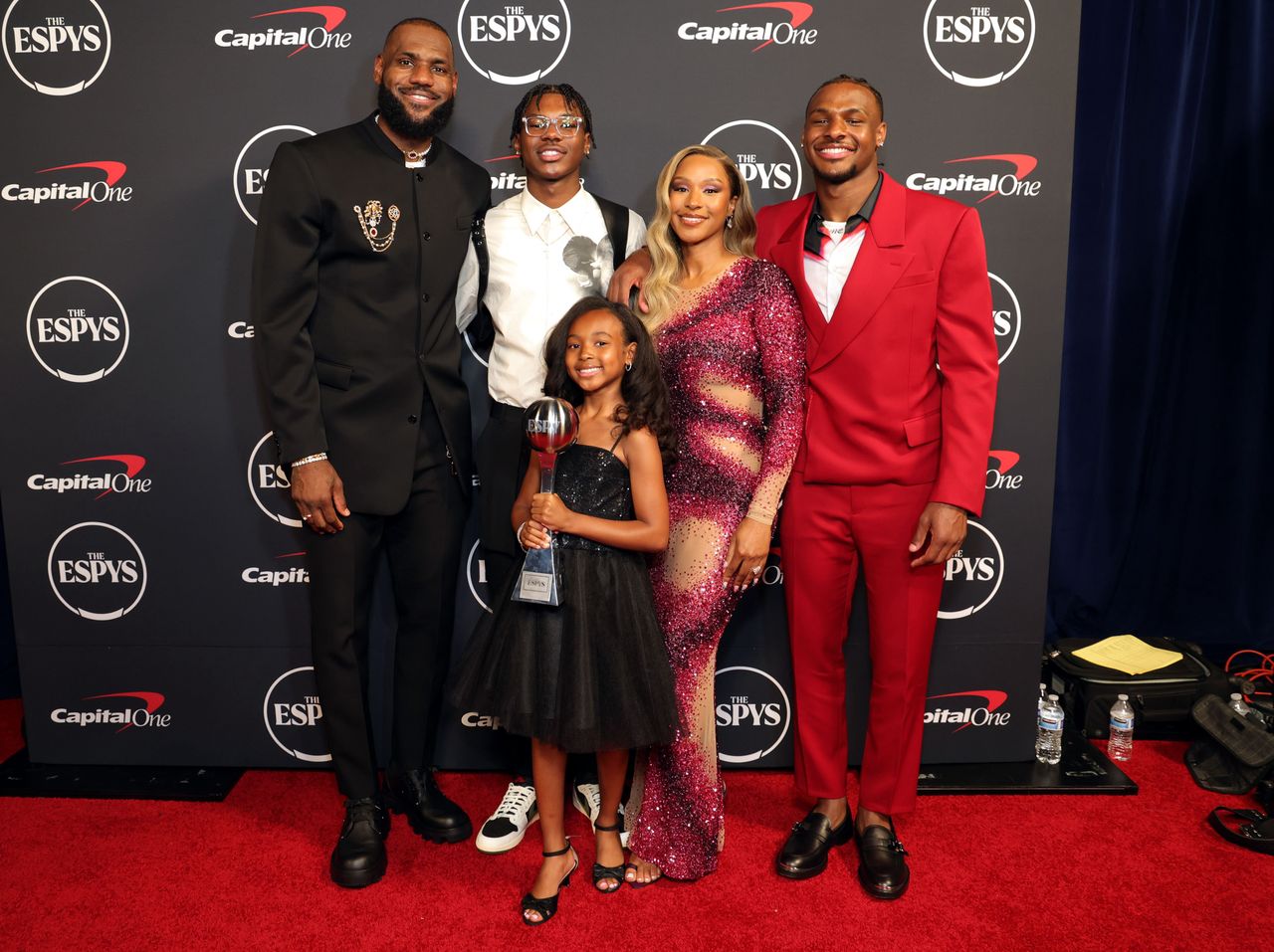 He followed in his father's footsteps. LeBron James' son made his debut in the NCAA. (Bronny James first from the right)