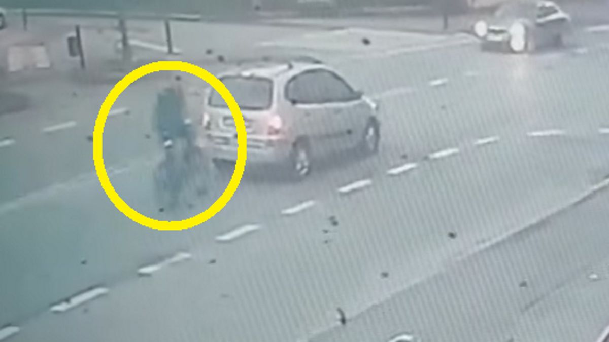 Rowerzysta wbił się w tył auta