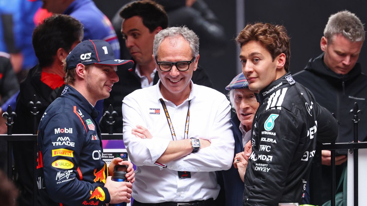 Materiały prasowe / Red Bull / Na zdjęciu: od lewej Max Verstappen, Stefano Domenicali i George Russell