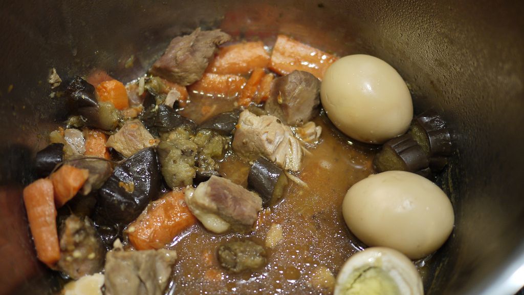 Gotowane mięso wieprzowe z nogi, łopatki i żeberek (mięso i tłuszcz)