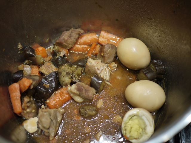 Gotowane mięso wieprzowe z nogi, łopatki i żeberek (mięso i tłuszcz)