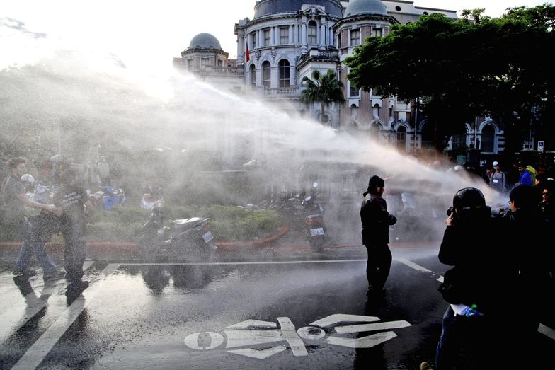 Zamieszki na Tajwanie. Armatki wodne przeciwko demonstrantom