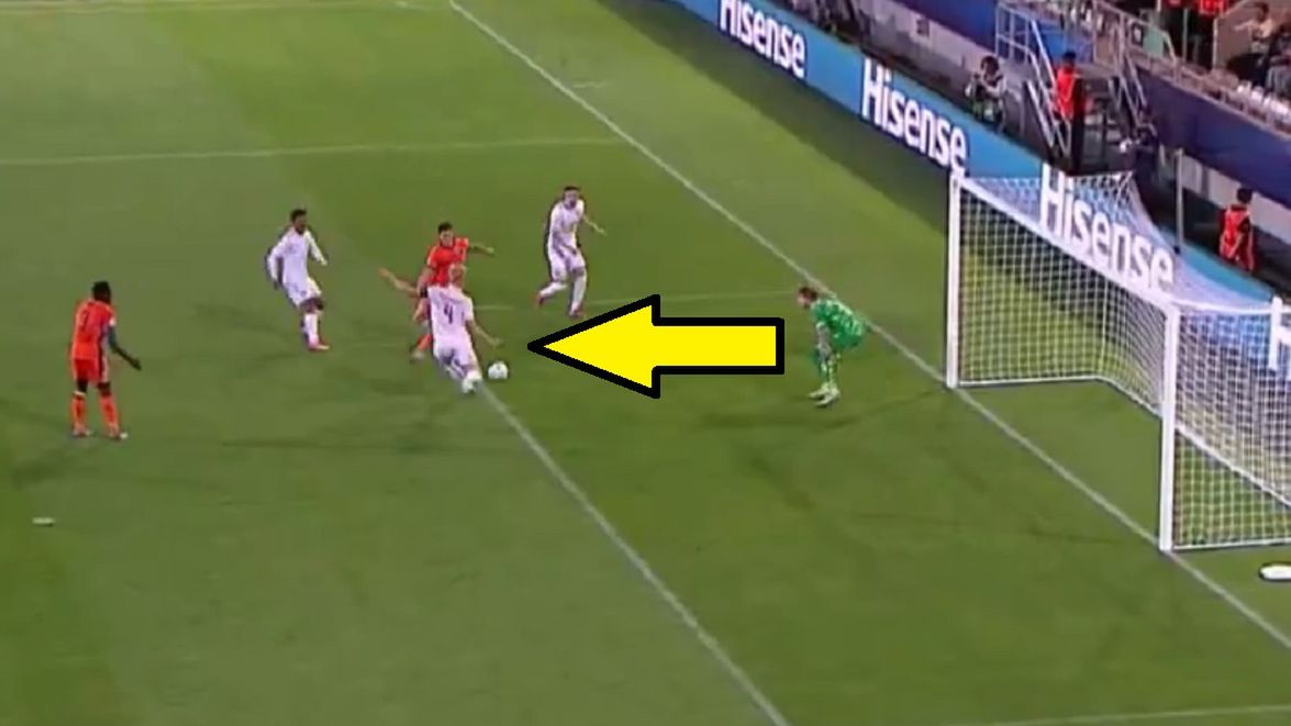 Twitter / Screen / TVP Sport / Na zdjęciu: Holendrzy strzelili kuriozalnego gola w meczu z Danią