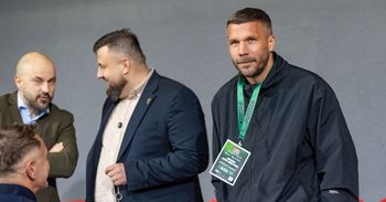 Kibice na meczu Puszczy w Niepołomicach. Wśród nich mistrz świata
