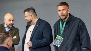 Kibice na meczu Puszczy w Niepołomicach. Wśród nich mistrz świata