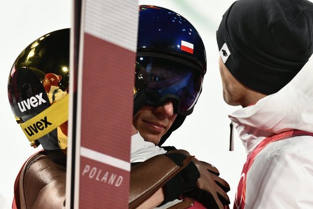 Kamil Stoch pociesza Stefana Hulę w Pjongczangu. Fot. PAP/EPA