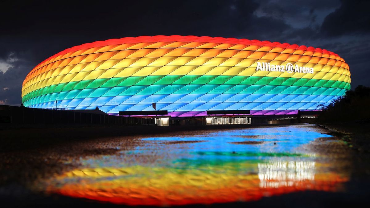 stadion w Monachium w kolorach tęczy podczas jednego z meczów w 2020 r
