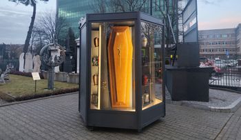 "Trumnomat" wywołał skrajne emocje. Na wystawie kręcą się trumny i urny