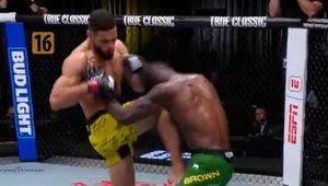 Nokaut w mistrzowskiej walce UFC. Padł bezwładnie na matę [WIDEO]
