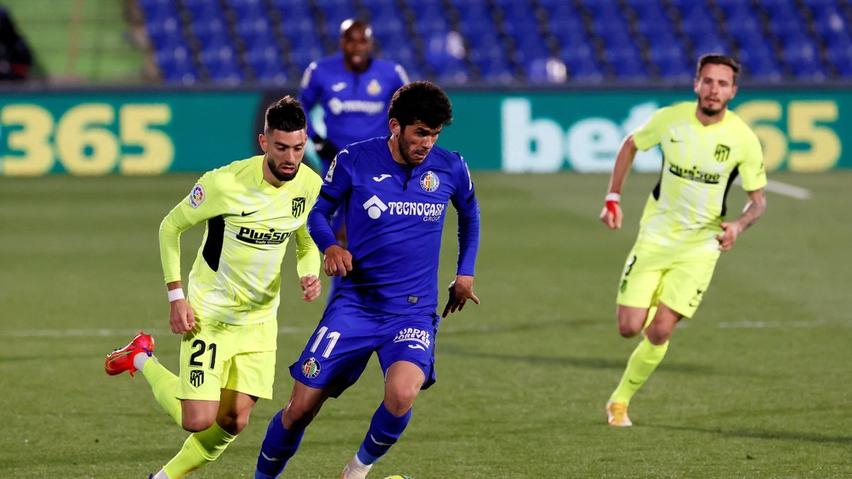 Yannick Carrasco (z lewej) i Carles Alena