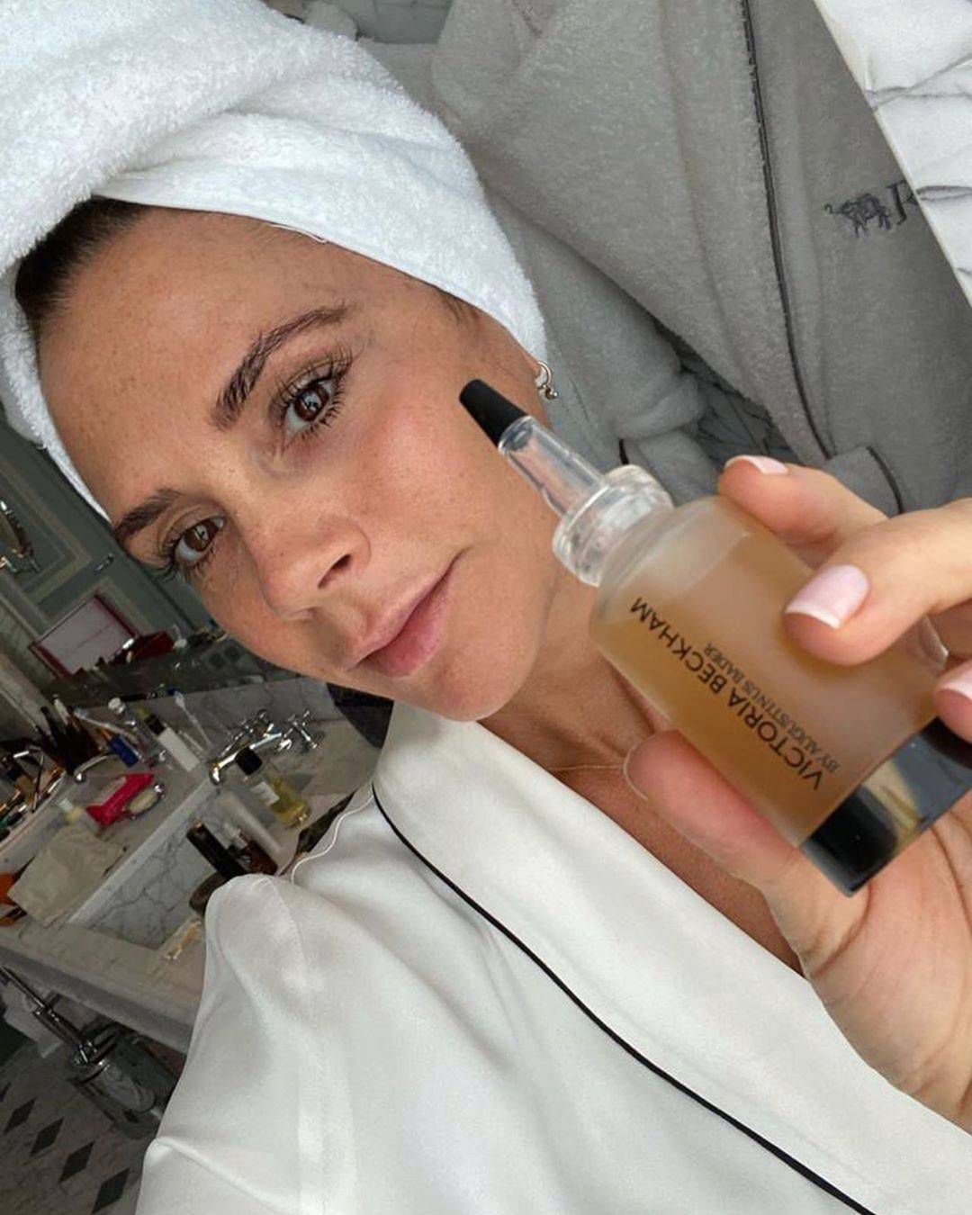 Victoria Beckham prezentuje własne serum do twarzy, Instagram
