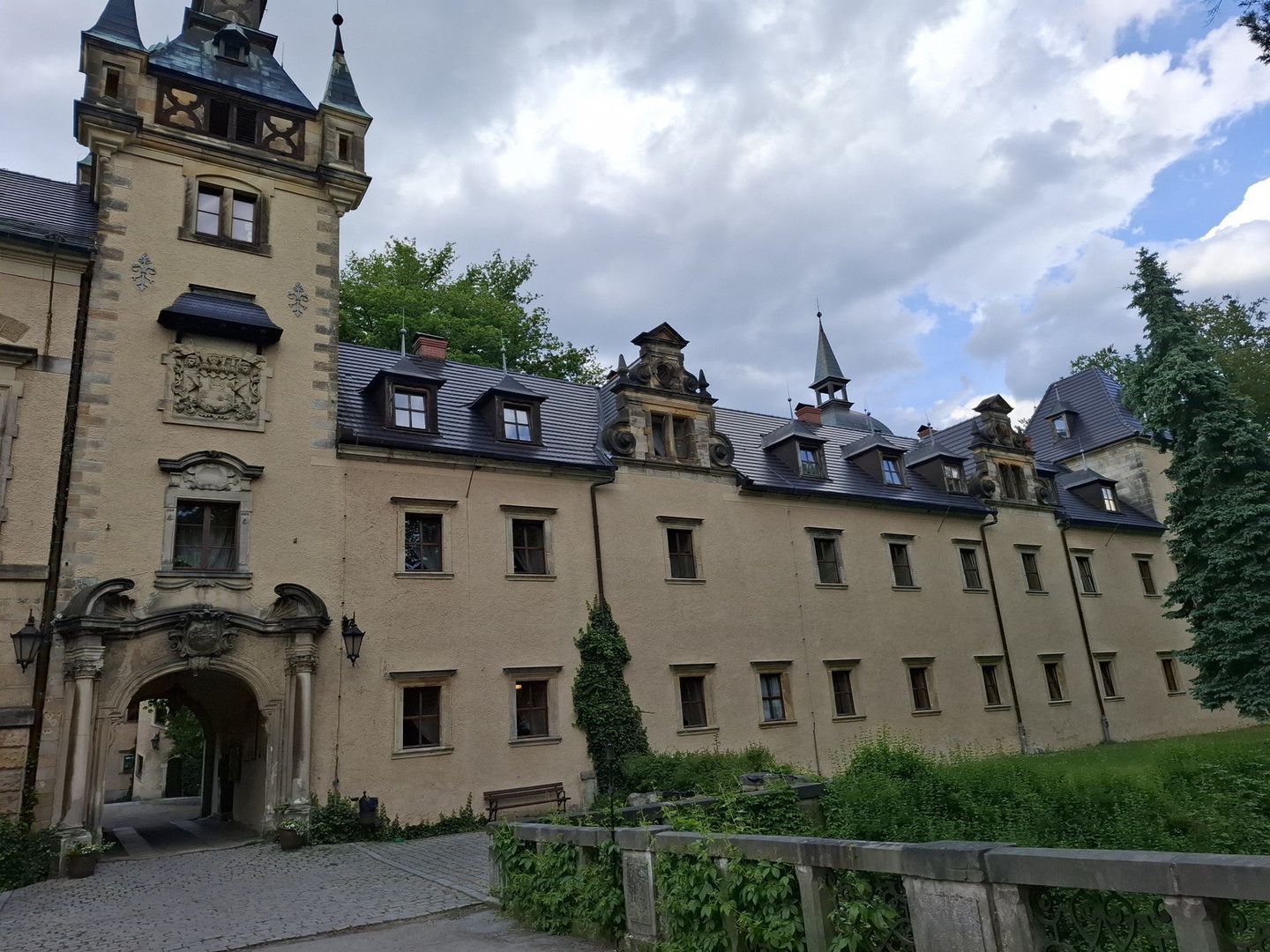Zamek Kliczków - średniowieczna warownia na Dolnym Śląsku, siedziba rodu Fryderykowi zu Solms-Baruth. Obecnie hotel, spa i piękny park. Jest tu także cmentarz koni
