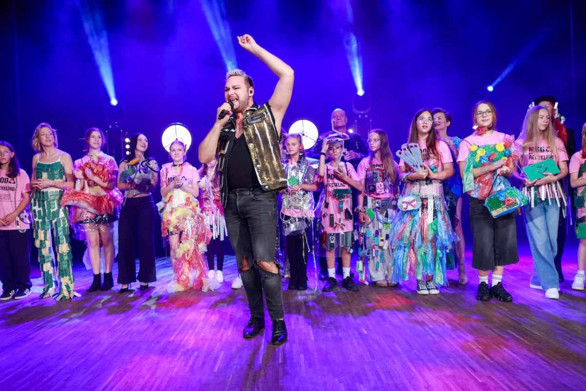 Mariusz Wawrzyńczyk w czasie pokazu Moda na recykling