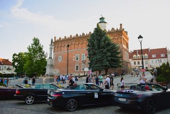 Charytatywny Rajd Cabrio 2025 w Sandomierzu. Auta bez dachu zaparkowały na Starówce