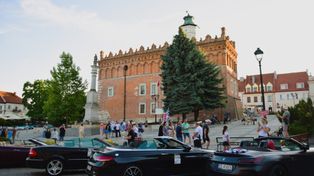 Charytatywny Rajd Cabrio 2025 w Sandomierzu. Auta bez dachu zaparkowały na Starówce