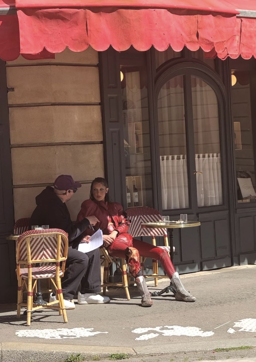 Bella Hadid pokazuje kadry z planu 
