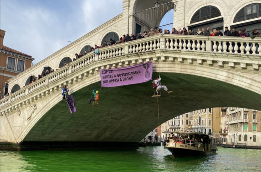 Aktywiści Extinction Rebellion zafarbowali weneckie kanały