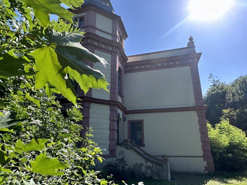 Po zakończeniu drugiej wojny światowej pałac został znacjonalizowany i przekazany pracownikom Państwowych Gospodarstw Rolnych. W dworze mieszkało kilka rodzin