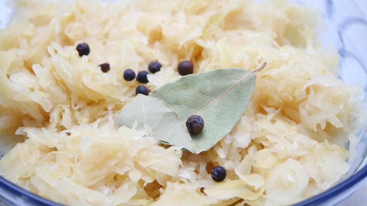 Kiszona kapusta z liściem laurowym i zielem angielskim