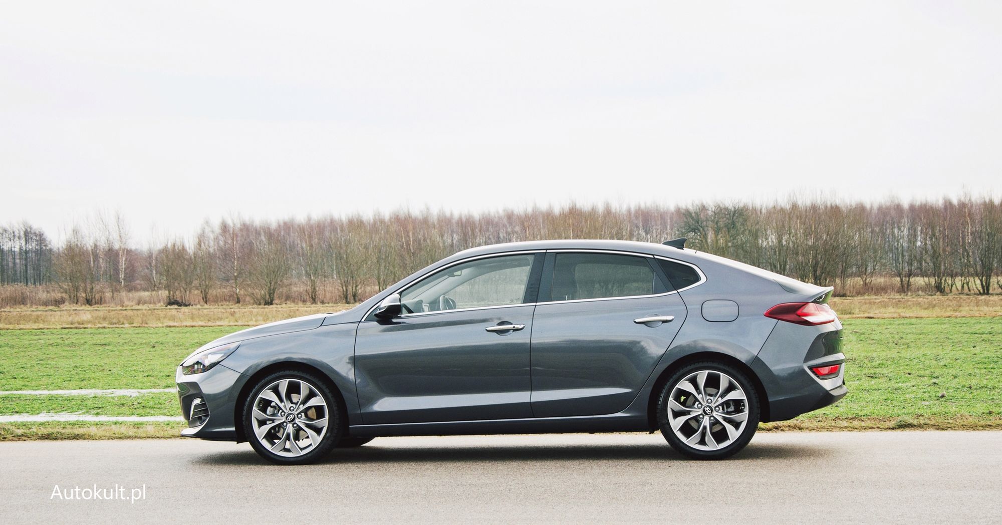 Hyundai i30 Fastback ma ładną linię nadwozia, mocno odcinającą się od pozostałych kompaktów. Nadwozie jest niższe o 25 mm, a prześwit o 5 mm od hatchbacka.