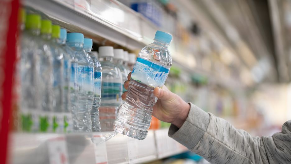 butelka plastikowa, butelka plastikowa w sklepie, kaucja