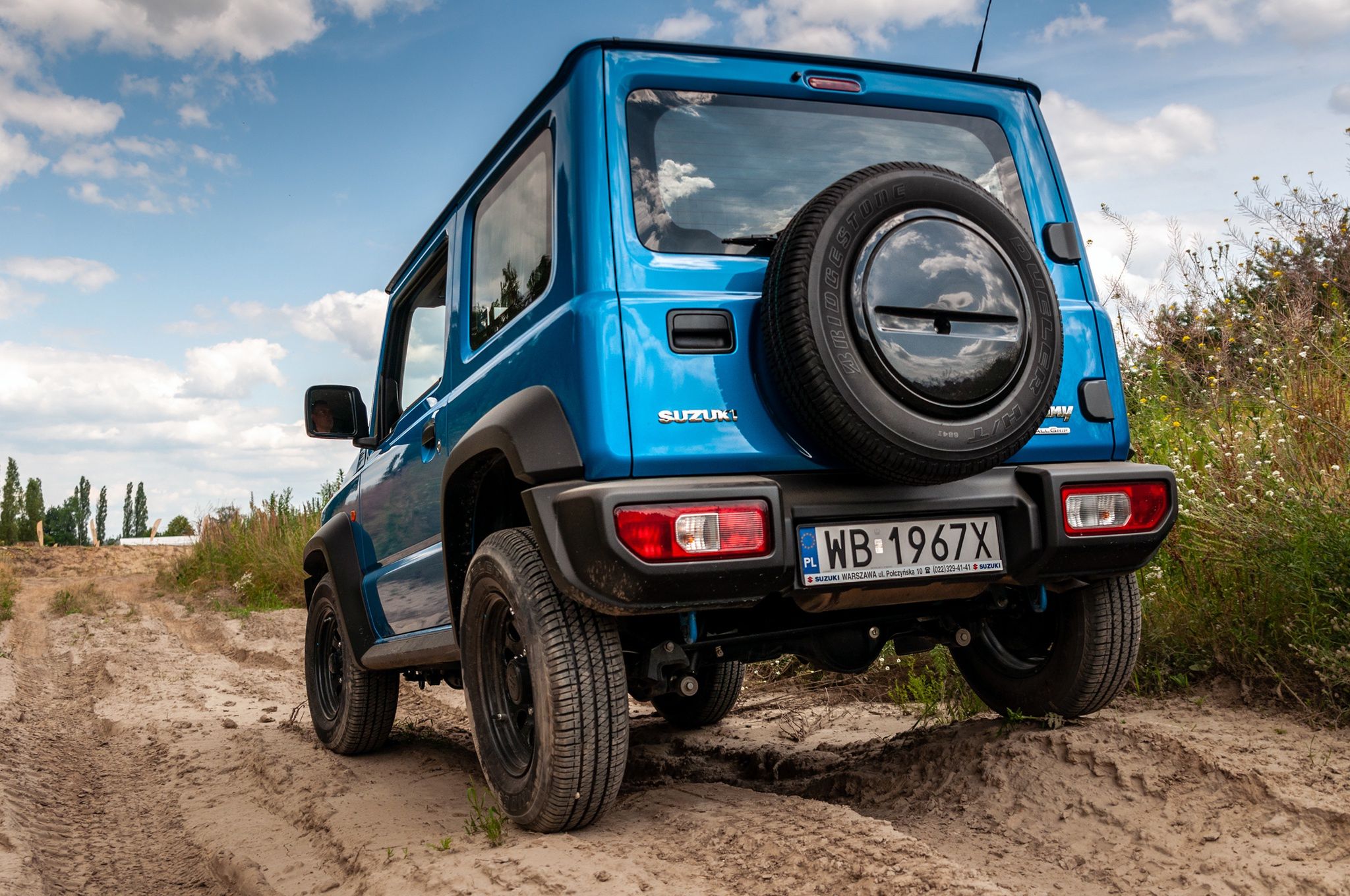 Suzuki Jimny to właściwie definicja samochodu terenowego. Najbardziej purystyczne auto na rynku. 