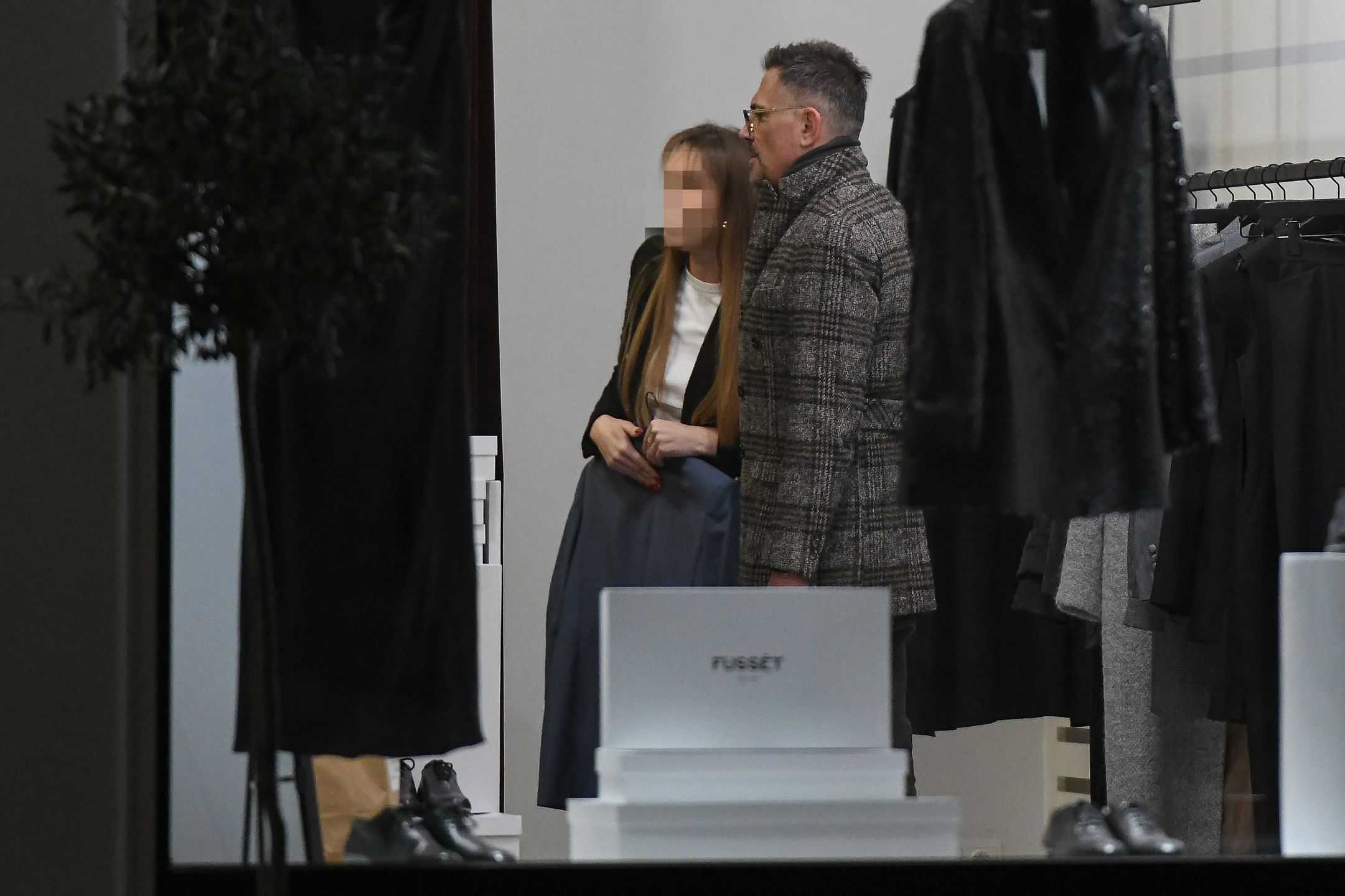 Krzysztof Ibisz i Joanna Kudzbalska na modowych zakupach