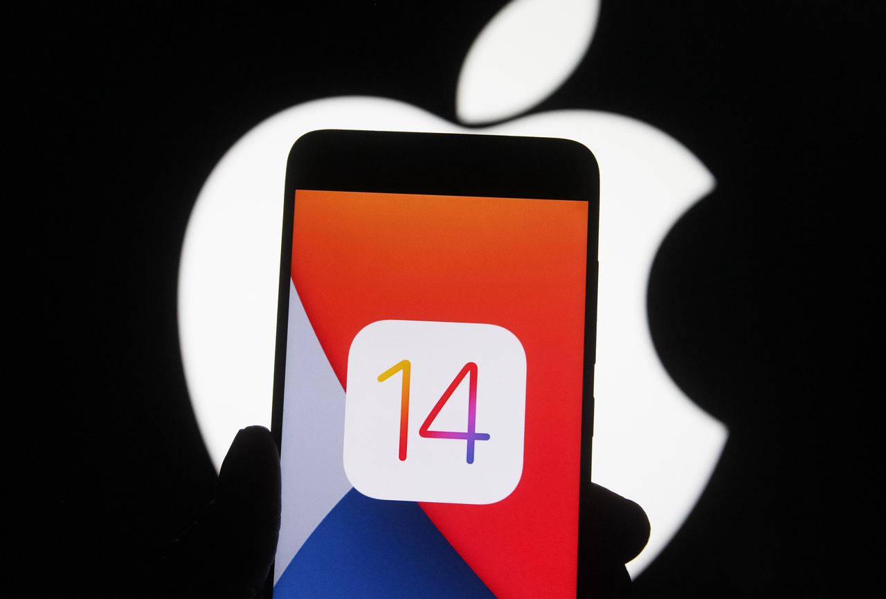 Apple blokuje downgrade do iOS-a 14.7. Powodem luka bezpieczeństwa