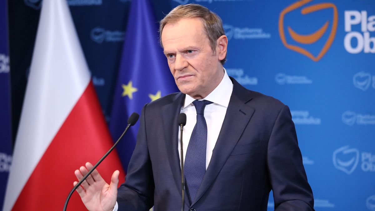 Donald TuskWarszawa, 28.12.2021. Przewodnicz�cy Platformy Obywatelskiej Donald Tusk w Biurze Krajowym PO w Warszawie, 28 bm. na konferencji prasowej  dotycz�cej m.in. doniesie� o inwigilacji senatora KO Krzysztofa Brejzy za pomoc� oprogramowania Pegasus. (tg/dw) PAP/Tomasz GzellTomasz GzellBiuro Krajowe, briefing, dla medi�w, inwigilacji, inwigilacji senatora KO Krzysztofa Brejzy, komentarz, Platforma Obywatelska, Platformy Obywatelskiej, PO, polityk polityka, prasowy, przewodnicz�cy, za pomoc� oprogramowania Pegasus