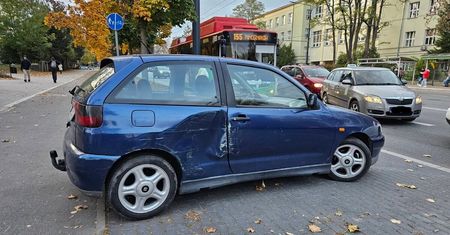 Zmieniała pas ruchu, wjechała tuż przed rozpędzony trolejbus. Samochód został przepchnięty kilka metrów