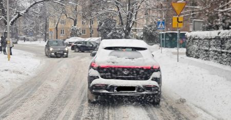 Śnieg na dachach, zero widoczności. To proszenie się o tragedię! „Czołgiści” opanowali ulice Lublina