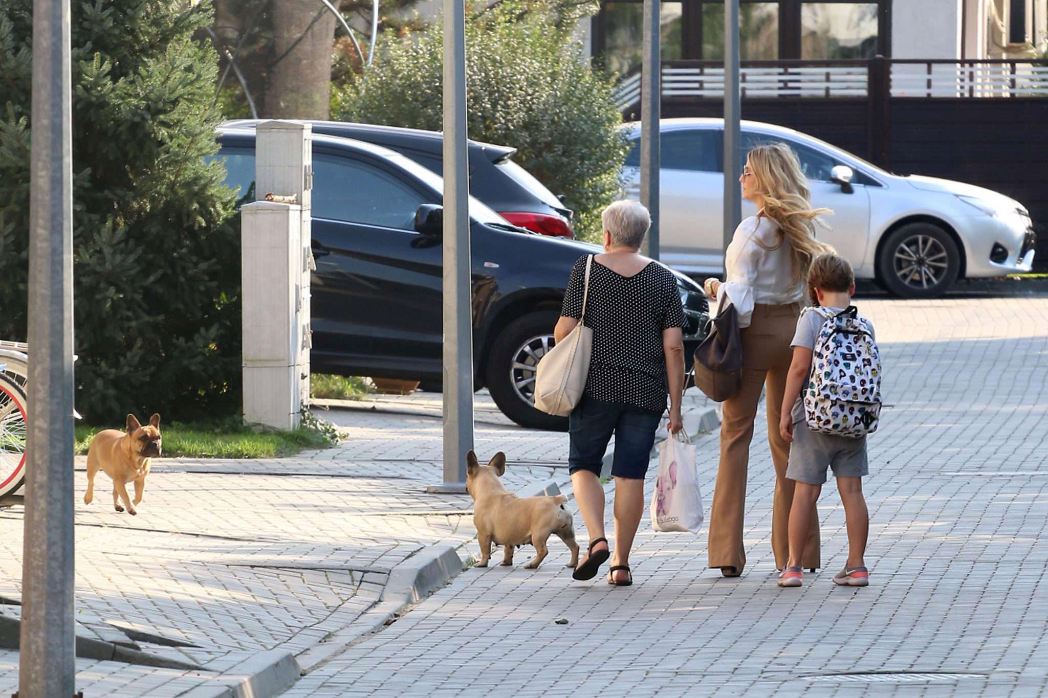 Małgorzata Rozenek z synem i nianią przed domem. Była ubrana cała w jesiennych trendach