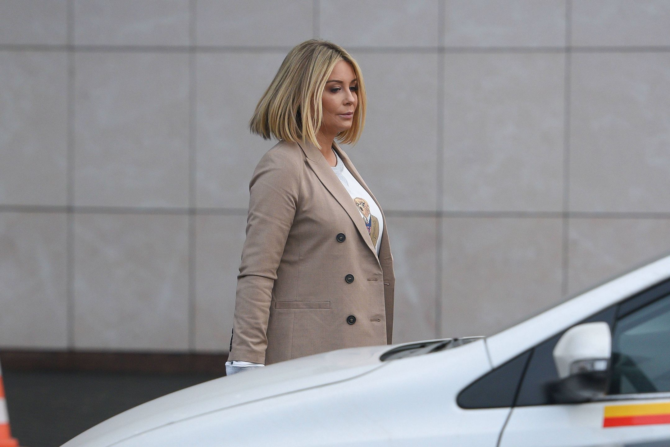 Małgorzata Rozenek w ciąży pod siedzibą TVN-u