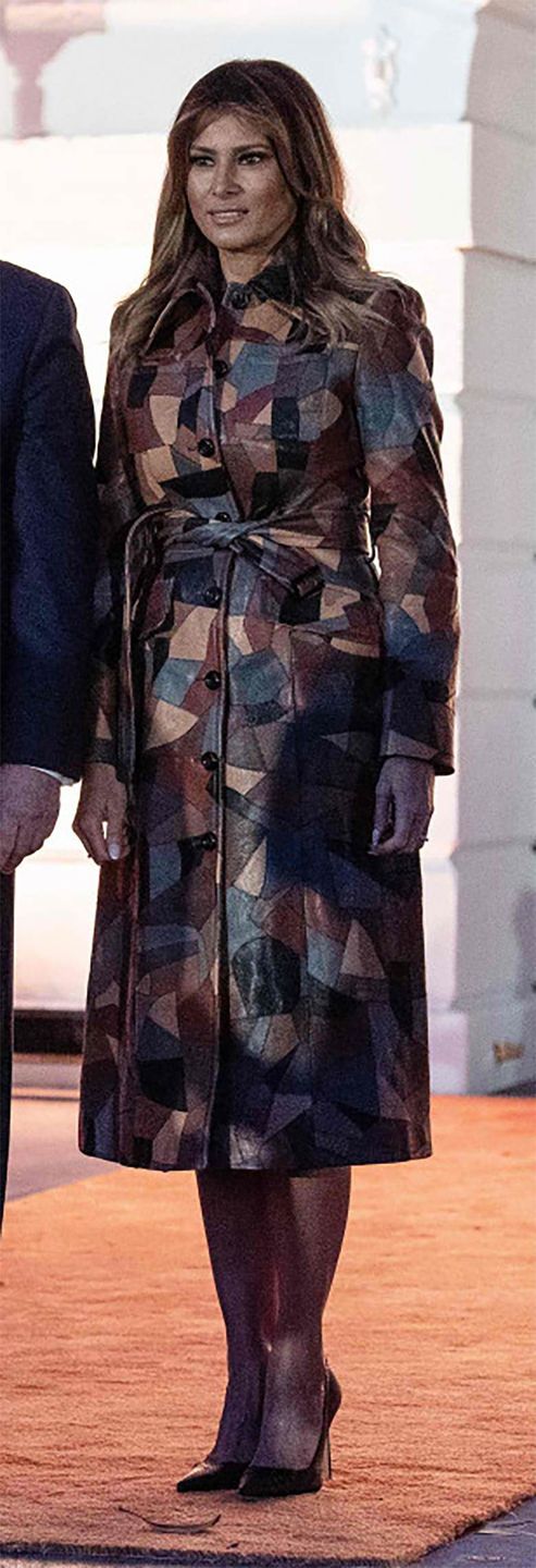 Melania Trump w płaszczu za kolano - Halloween, 2019