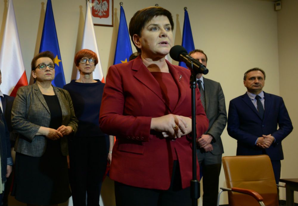 Zgniatanie palców - może świadczyć o porażce i kłopocie, ale Beata szydło upierała się, że negocjacje zakończyły się sukcesem. 
