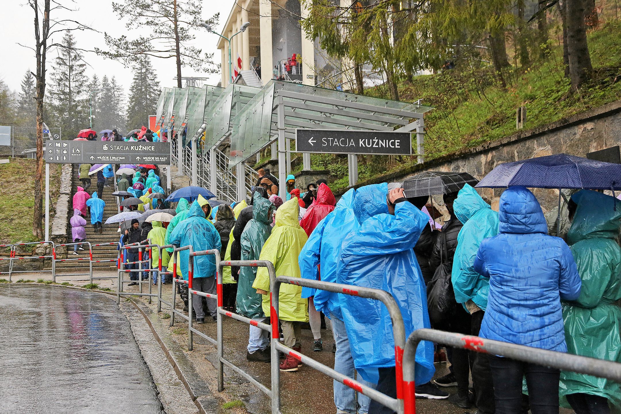 Kolejka turystów na Kasprowy Wierch. 