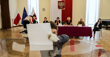 Wybory parlamentarne 2019. Sondaż: Niemal tyle samo Polaków obawia się rządów PiS, co wygranej PO