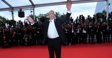 Alain Delon w szpitalu. Skarżył się na zawroty głowy